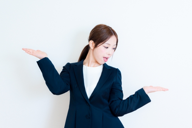 比較する女性