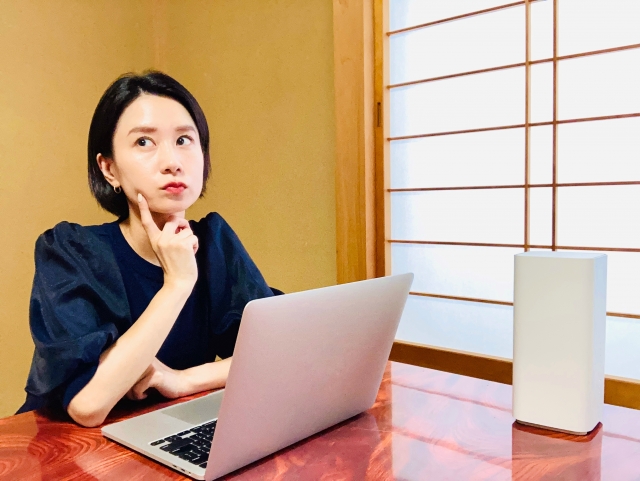 考える女性