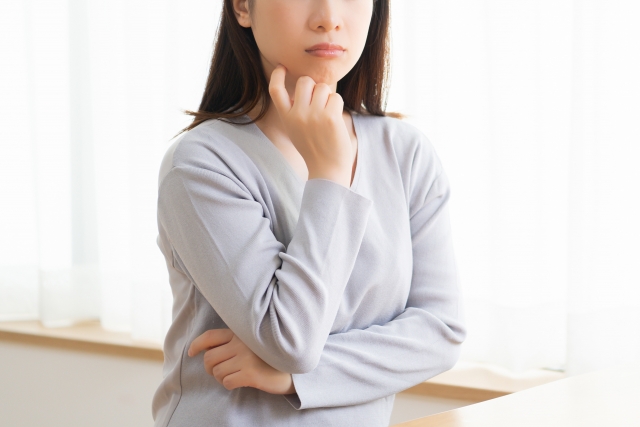 考える女性の写真