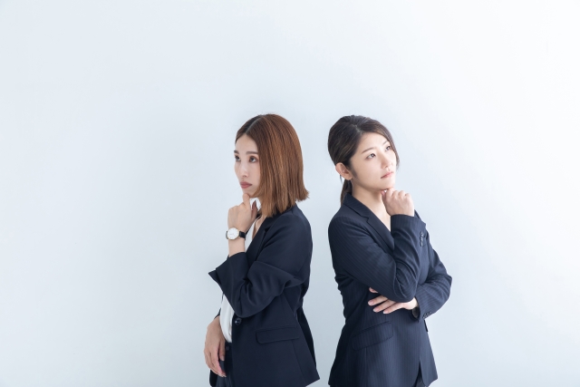 考える女性の写真