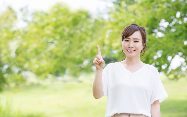 指をかざす女性の写真
