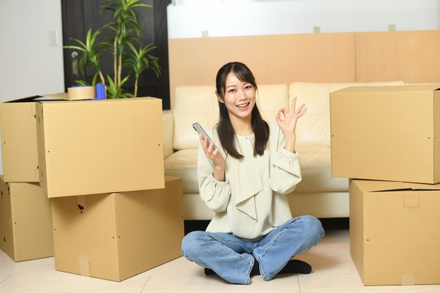 段ボールの嬉しそうなで女性